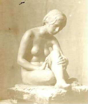 Badendes Mädchen, sitzend : Badendes Mädchen, sitzend. Originalgips für Bronzeguss ; Höhe ca. 45 cm (um 1910; C. Brose)