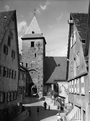 Hirschhorn (Neckar). Straßenbild mit Mitteltorturm (1391)