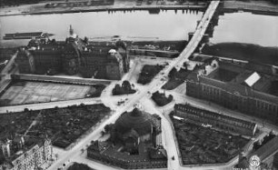 Dresden-Neustadt. Carolaplatz mit Zirkus Sarrasani und Ministerium. Luftbild-Schrägaufnahme von Nord-Nordwest