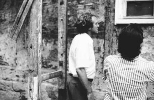 Heinrich Klotz und Martin Warnke bei der Betrachtung des Fachwerks am Wohnhaus Mainzer Gasse in Marburg