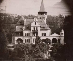 Landschaftsaufnahme (Villa) mit Vordersystem: Zeiss-Anastigmat Ser. III Nr. 3, Hintersystem: Steinheils Fernobjektiv-Anordnung d. Galiläischen Fernrohrs : H. Krone, Fernaufnahme