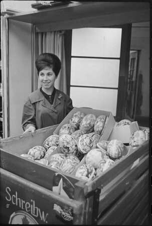 Pappostereier im Geschäft, 1960er Jahre. SW-Foto © Kurt Schwarz.