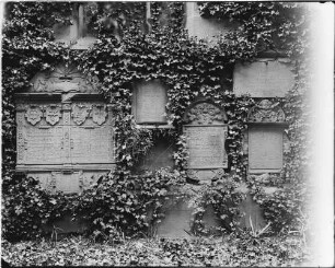 Heidelberg Peterskirche Grabsteine links Michael Miller (gestorben 1555) und Ehefrau Margaretha Bobergerin (gestorben 1586), Michael Miller (gestorben 1587) und Ehefrau Agnes Müllerin (gestorben 1605), Mitte Johann Georg Lang (gestorben 1716)