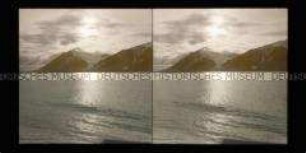 Blick vom Schiffsdeck auf Spitzbergen bei Mitternachtssonne