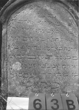 Grabstein 63 (Index: 100008856) Zustand: leicht verwittert Maße HxBxT: 70x50x11 cm Besonderheit: kulturhistorisch wertvoll / hist.-wiss. Gründe (siehe freie Kommentierung): Grabstein 63B