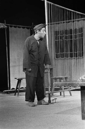 Szenenbilder aus "Hirse für die Achte", altes chinesisches Volksstück mit N. Christian, R. Schelcher, H. Schubert, L. M. Weber, J. Kamper, F. Düren, F. Gnaß, Berliner Ensemble, 1954
