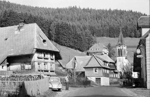 Dorfstraße mit Kirche in Hammereisenbach