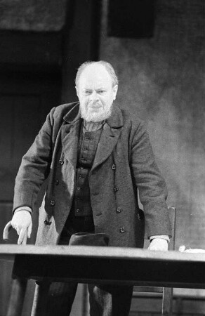Szenenbilder aus "Die Spieldose" von Georg Kaiser (Regie: Horst Schönemann, Ausstattung: Dieter Berge). Maxim-Gorki-Theater Berlin, 02.06.1961 (Premiere am 06.06.1961) : Mit Albert Hetterle (Pierre Chaudraz), Ruth-Maria Kemper (Noelle), Uwe-Detlev Jessen (Paul Chaudraz) und Heinz Scholz (Parmelin)