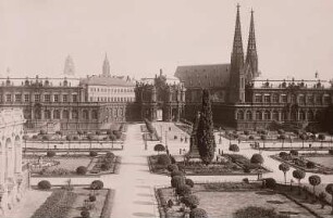 Zwinger : Zwinger. Blick von der Bogengalerie nordöstlich des Wallpavillons über Zwingerhof gegen Stadtpavillon, Taschenbergpalais und Sophienkirche nach Südosten