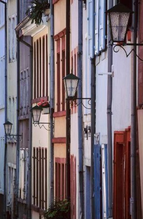 Deutschland. Baden Württemberg. Heidelberg. Kleine Mantelgasse. Hausfassaden