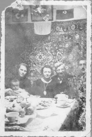 Dorpat. Gruppenbild mit Etha und Hans Richter in deren Wohnung