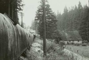 Zinnwald, überdeckte Grubenbahn vor dem Stollen unterhalb des Ortes