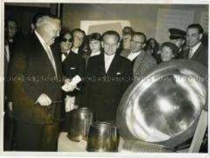 Wirtschaftsminister Ludwig Erhard auf der Industrieausstellung in Berlin