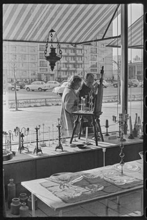 Kerzenleuchter im Schaufenster der Kunstgewerbegeschäfts"Kunst im Heim", 1966. SW-Foto © Kurt Schwarz.