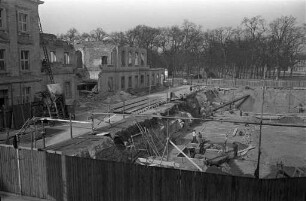 Großbaustelle am Schloßplatz für den Bau des Finanzamts und des Landratsamts.