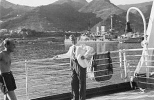 Reisefotos Mittelmeer. Der Bordfotograf Franz Grasser an der Reling des Passagierschiffes "Milwaukee"