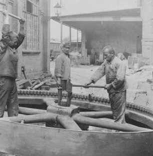Sprengen eines Schwungrades : Technikgeschichte | Technologie | Maschinenbau und Eisengiesserei | Schwungrad und Seilscheiben-Fabrikation | Cottbusser Maschinenbau-Anstalt und Eisengießerei AG