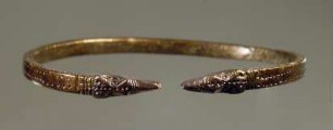 Ovaler Armring, in Tierköpfe auslaufend