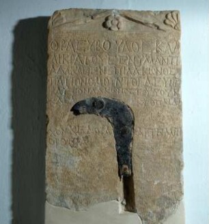 Sparta, Archäologisches Museum. Siegervotiv mit eingelegter Eisensichel, 2.Jh. v. Chr., aus dem Heiligtum der Artemis Orthia