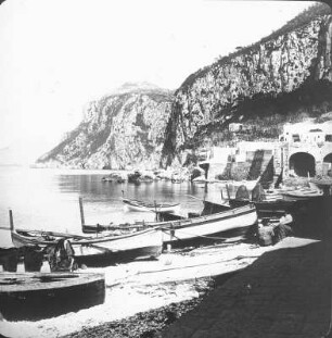 Insel Capri. Grande Marina. Hafen mit Fischerbooten am Golf von Neapel