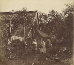 Laske. Frauen auf der Dorfstraße in Laske