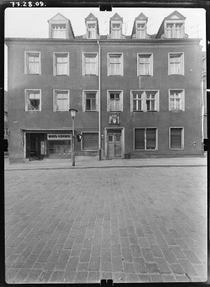Torgau, Breite Straße. Wohnhaus mit Laden. Straßenfront