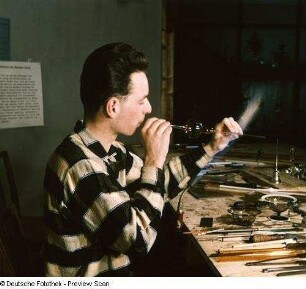 Glasbläser aus Lauscha beim Blasen einer Vase, Dresden Weihnachtsausstellung 1959