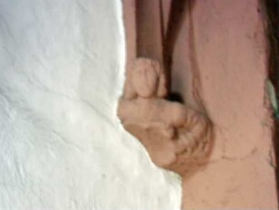 Stiftskirche-Langhaus im Norden-Romanisches Portal im Nordnordwesten-figürliche Kopfkonsole im Ostenmit aufgehender Kreuzrippe