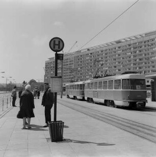 Dresden. Straßenbahnhaltestelle an der Leningrader Straße, rechts das Appartementhaus Prager Straße, im Hintergrund der Hauptbahnhof