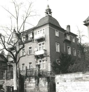 Dresden-Trachenberge, Weinbergstraße 60. Villa (1904). Straßenansicht mit Stützmauer und Einfriedung