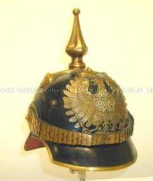 Helm zur Uniform der Schutzmannschaft