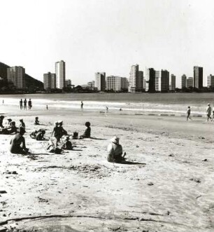 São Vicente, Brasilien. Strandbad Praia Grande. Blick gegen Hochhäuser