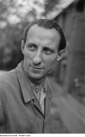 Portrait Walter Nichciols, Brigadier der Hoblerbrigade der BII in der SAG Transmasch Werk Bleichert, anläßlich seiner Auszeichnung als "Verdienter Aktivist"