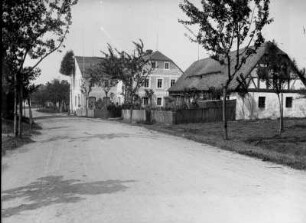 Beiersdorf. Ansicht der Dorfstraße mit Wohnhäusern