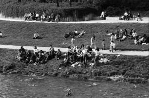 Freiburg: Lagernde an der Dreisam, von der Lessingstraße