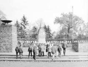 Eine Schulklasse besucht die Gedenkstätte der Sozialisten auf dem Zentralfriedhof Friedrichsfelde in Berlin (Ost)