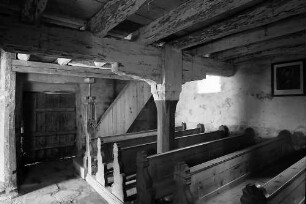 Neudenau: Kirchenraum und Treppe zur Empore der St. Gangolf-Kapelle