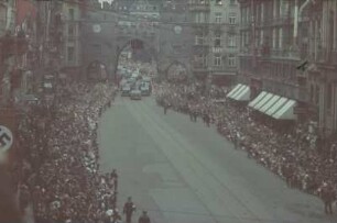 München, Karlsplatz (Stachus). Aufmarsch deutscher und italienischer Faschisten. Blick zum Karlstor