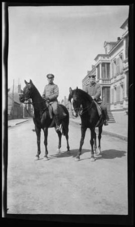 Épehy (Dep. Somme, Frankreich): 2 Offiziere zu Pferd, [links Siegmund Friedrich Krafft Freiherr von Crailsheim (?)] vor einem repräsentativen Gebäude ("Vater und Sohn Crailsheim")