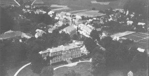 Gaußig. Ortsansicht von Osten mit Kirche, Schloss und ehemaligen Rittergut