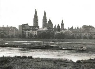 Szeged, Ungarn. Blick über die Theiß gegen neoromanische Votivkirche (1912) und Serbische Kirche (18. Jh.)