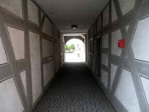 Rathaus (erbaut 1666)-Erdgeschoß in Traufrichtung - Durchgang (einst offene Erdgeschoßhalle) mit beidseitiger Fachwerk-Struktur