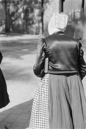 Frauen in Sonntagstracht in Schleife. : Kemšarka w Slepjanskej drasće w Slepom.