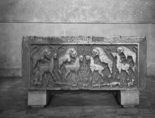 Orientalischer Steinsarkophag mit Relief von Hirschen, die von Löwen zerfleischt werden