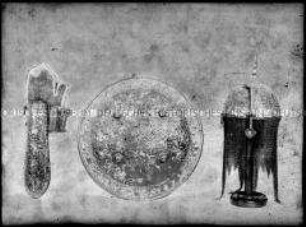 Helm, Rundschild und Handschuh