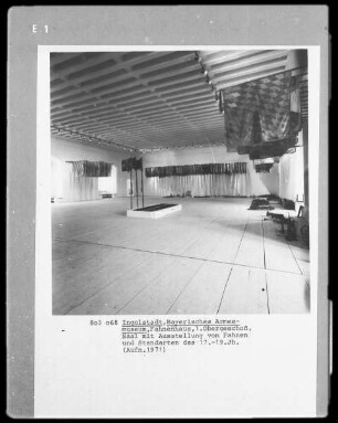 Saal mit Ausstellungen von Fahnen und Standarten des 17.-19. Jahrhunderts