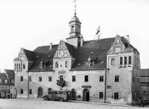 Lommatzsch. Rathaus. Straßenansicht