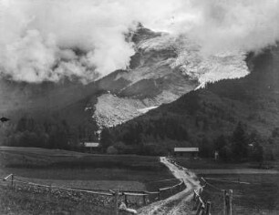 Gebirge : Blick von einem Tal aus auf ein hohes Gebireg mit Gletscher