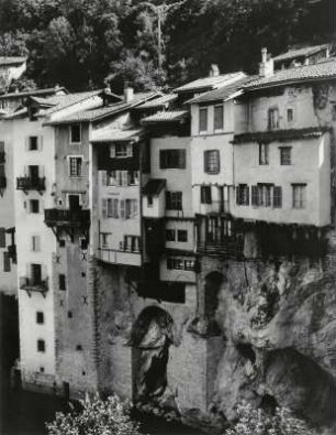 Unten die Bourne, darüber das auf Felsen gebaute Städtchen Pont-en-Royans, Vercors