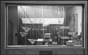 Freiburg: IBM, Schaufenster, mit schwarzem Hintergrund